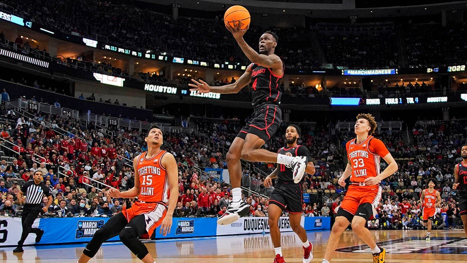 March Madness 2022: Taze Moore scores 21, Houston hammers Illinois to make Sweet 16