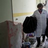 Un trabajador médico camina por el interior del hospital de maternidad dañado por un bombardeo en Mariupol, Ucrania, miércoles 9 de marzo de 2022. Un ataque ruso ha dañado gravemente un hospital de maternidad en la asediada ciudad portuaria de Mariupol, según informan las autoridades ucranianas.