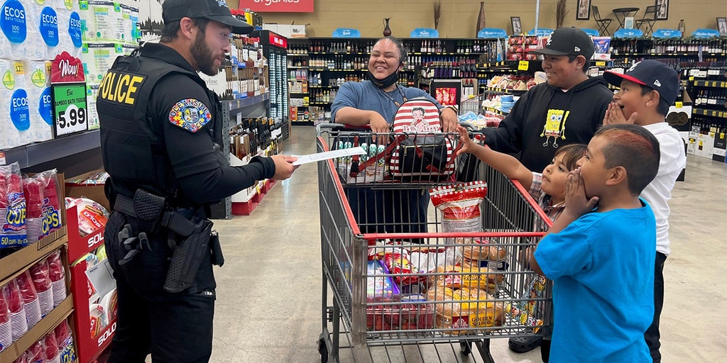 Police officers hand out cash to help pay for families' groceries in California - Vimarsana News