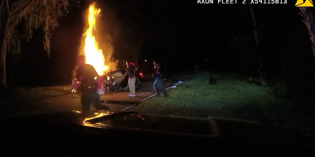 Florida police save man trapped inside burning vehicle - Vimarsana News