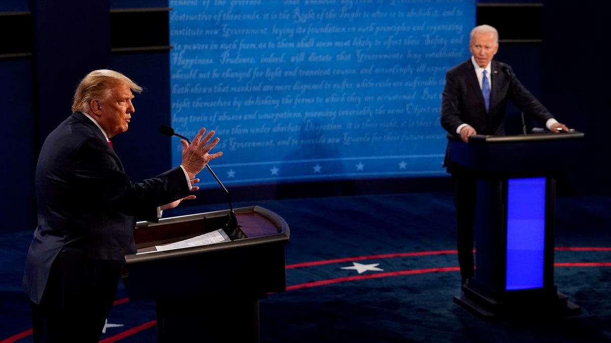 Trump, à esquerda, Biden à direita, no palco do debate de 2020
