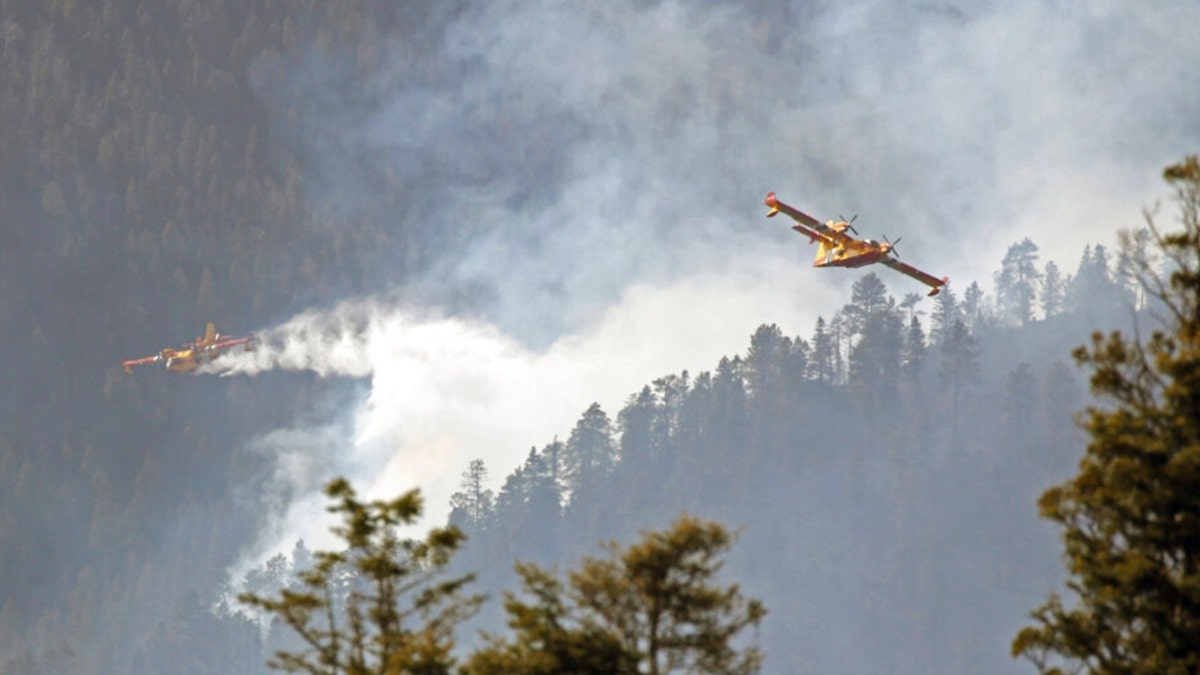 The"super scooper" aircraft battles the Hermits Peak and Calf Canyon Fires