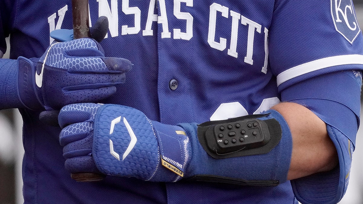 MLB pitch call device