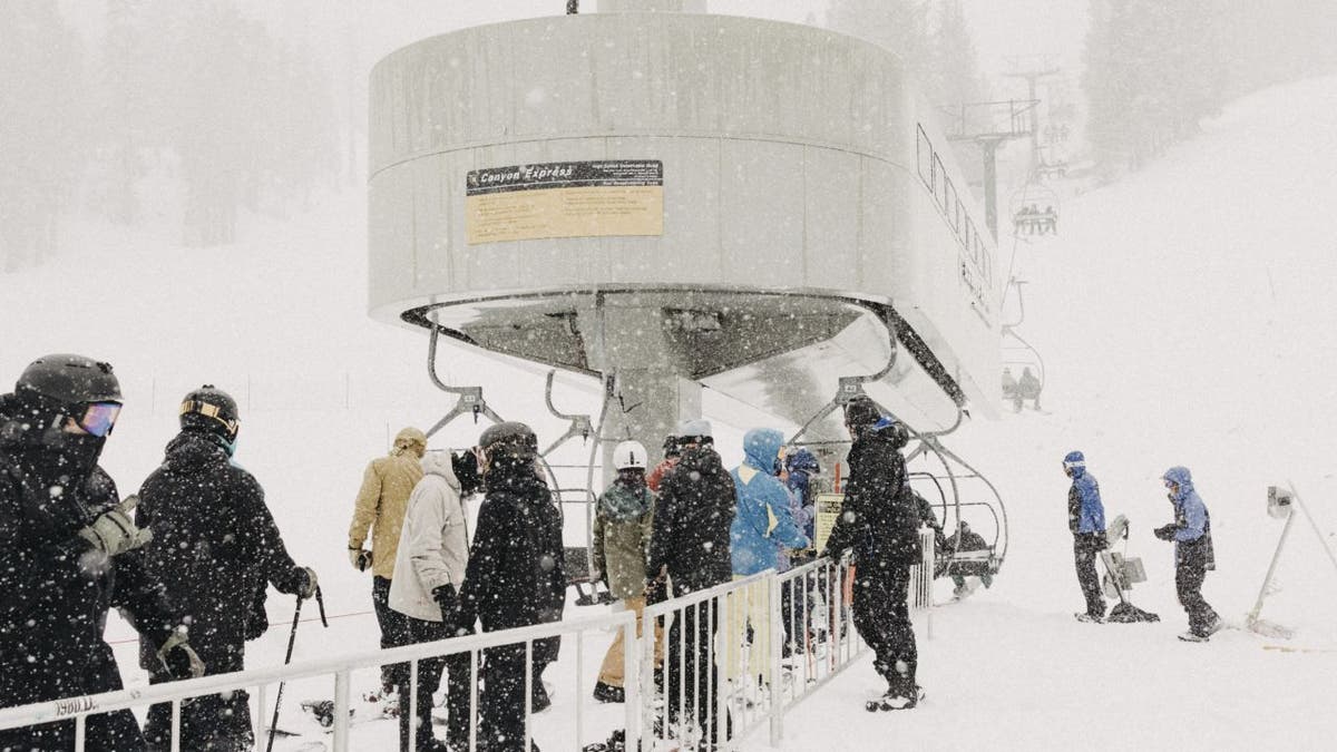 Mammoth Mountain Ski Area skiers get on line