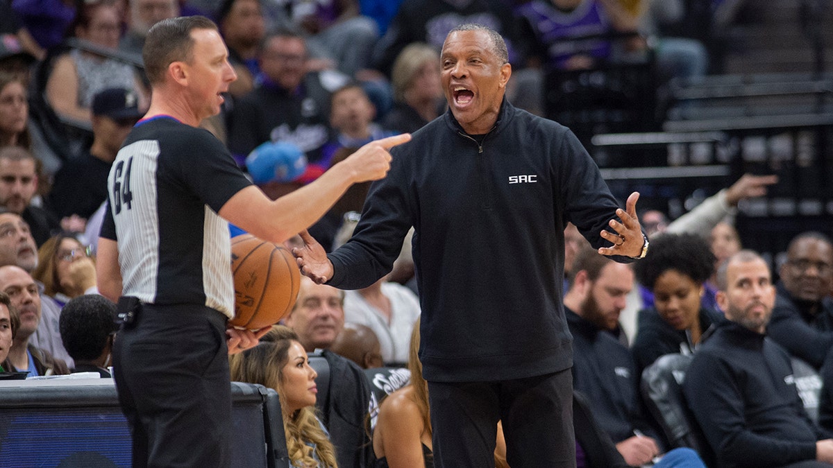 Sacramento Kings coach Alvin Gentry argues a call with referee Justin Van Duyne (64) during the second half of the team's NBA basketball game against the New Orleans Pelicans in Sacramento, Calif., Tuesday, April 5, 2022. The Pelicans won 123-109.