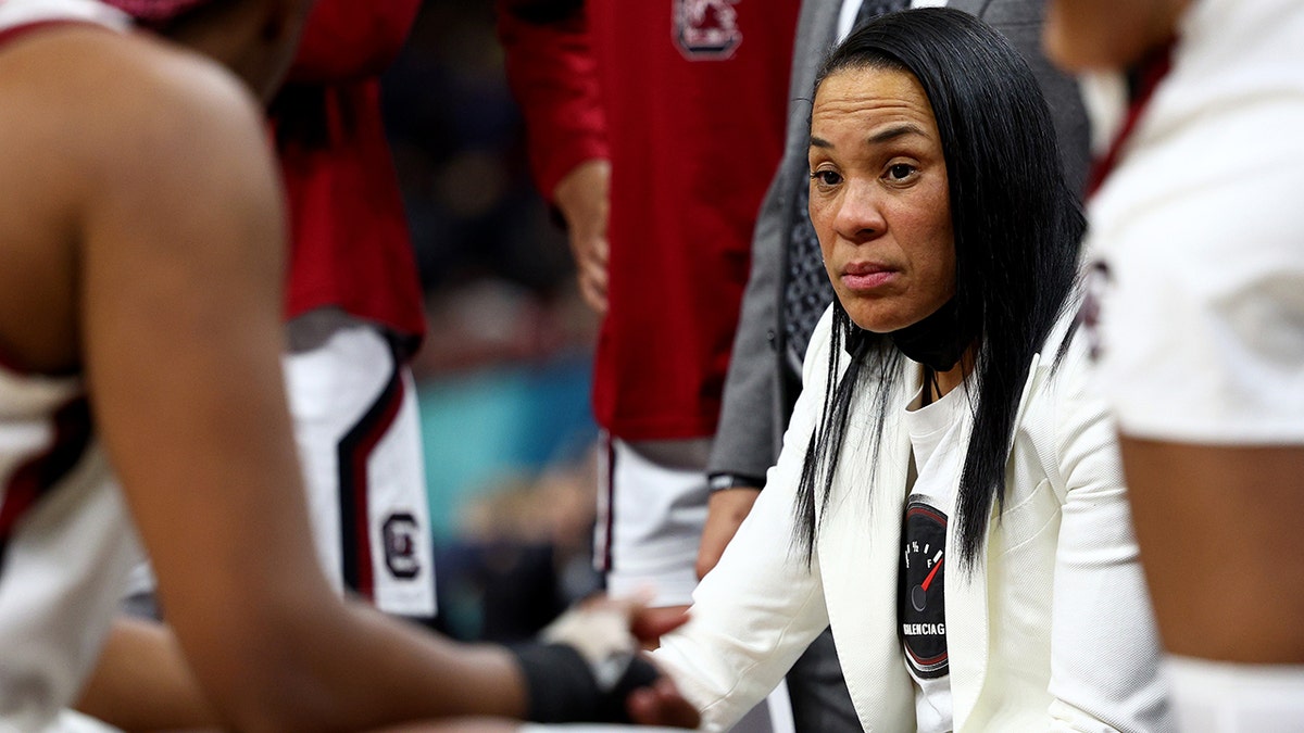 Head coach Dawn Staley of the South Carolina Gamecocks talks with her team during a timeout in the third quarter against the Louisville Cardinals during the 2022 NCAA Women's Final Four semifinal game at Target Center on April 01, 2022 in Minneapolis, Minnesota.