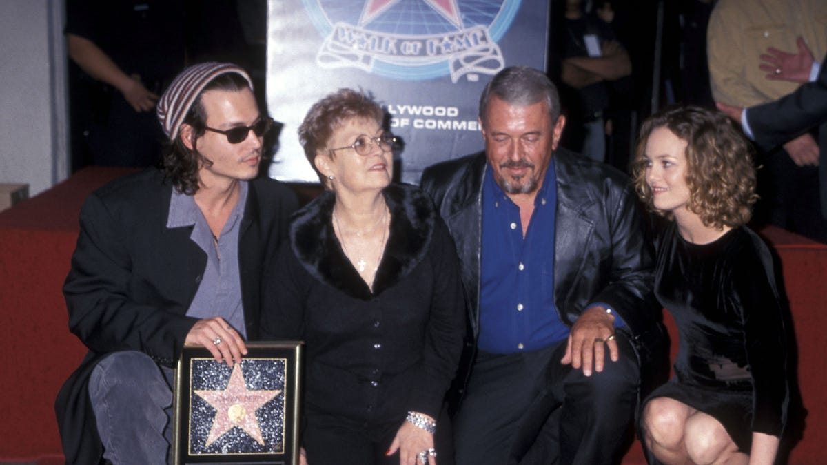 Johnny Dep, his mom, his dad, and Vanessa Paradis