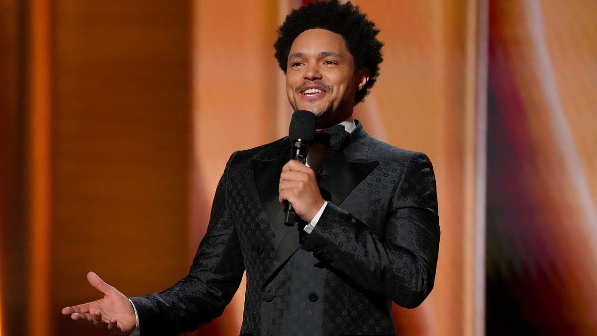 Trevor Noah Grammys 2022