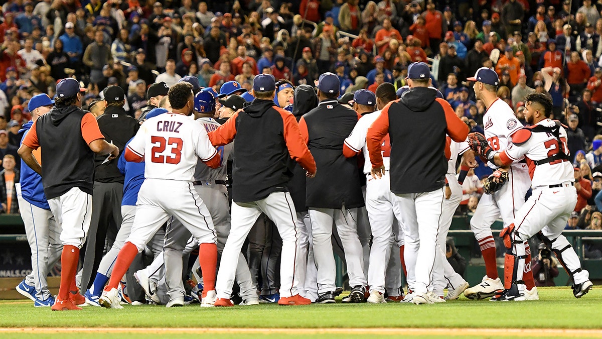 Mets' Francisco Lindor hit in the face by wild pitch, Nationals' Steve  Cishek ejected