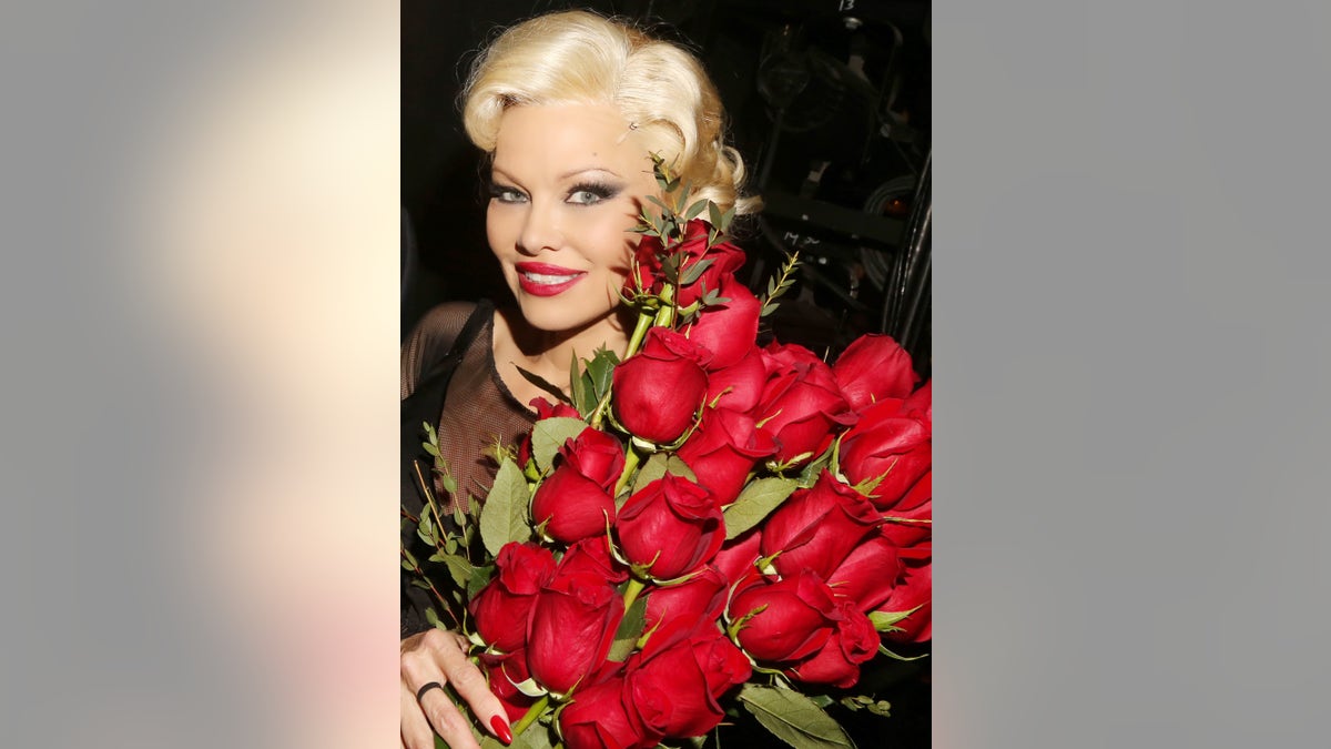 Anderson received a bouquet of red roses at the curtain call following open night.