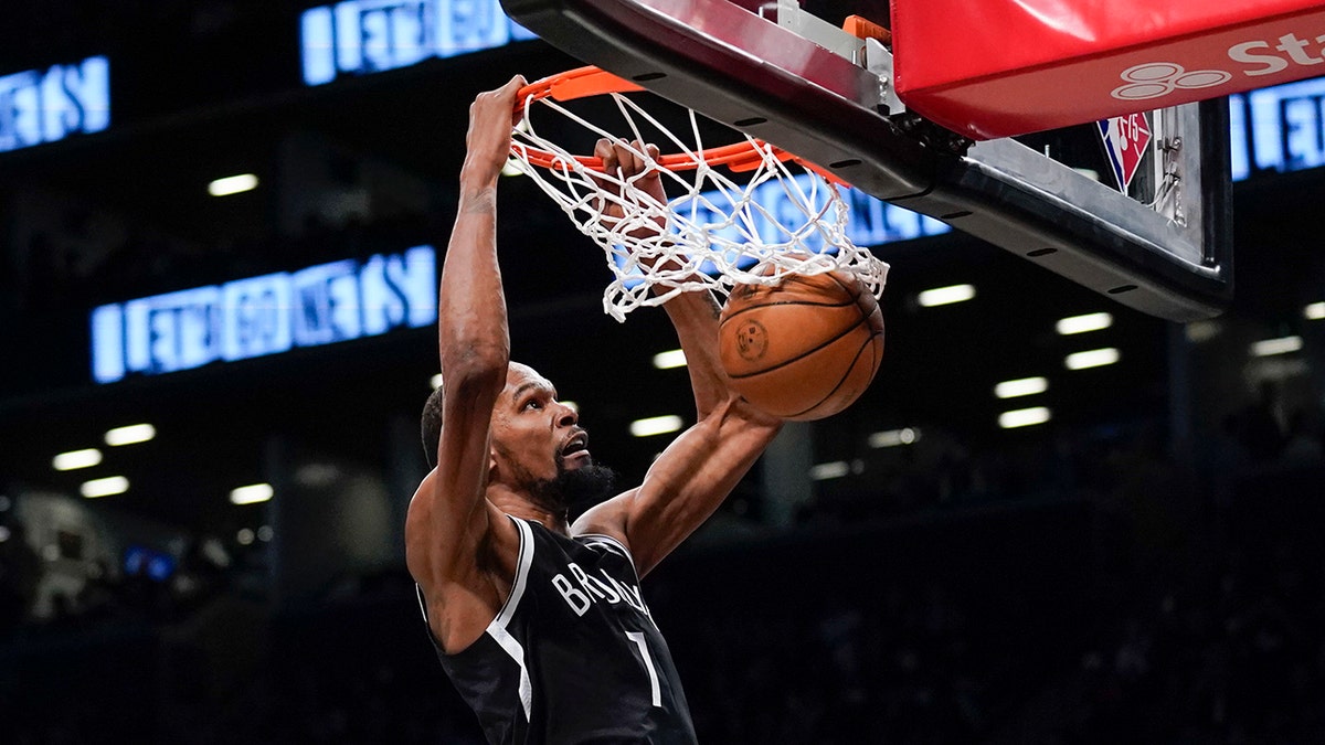 Kevin Durant dunks the ball