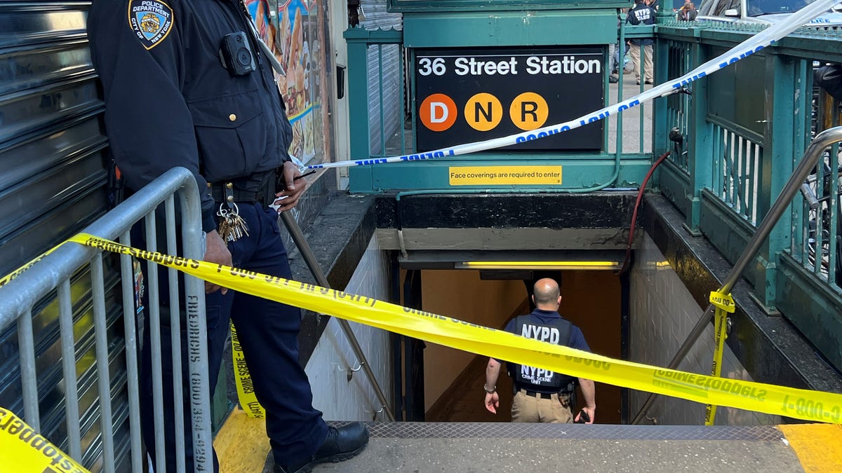 MTA Officer Subway
