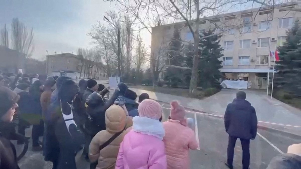People protest the abduction of Mayor Ivan Fedorov outside the Melitopol regional administration building on March 12.