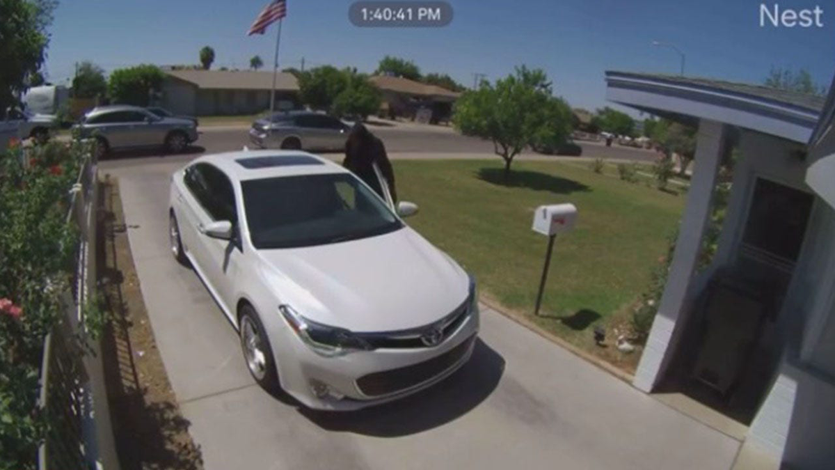 Arizona woman robbed driveway