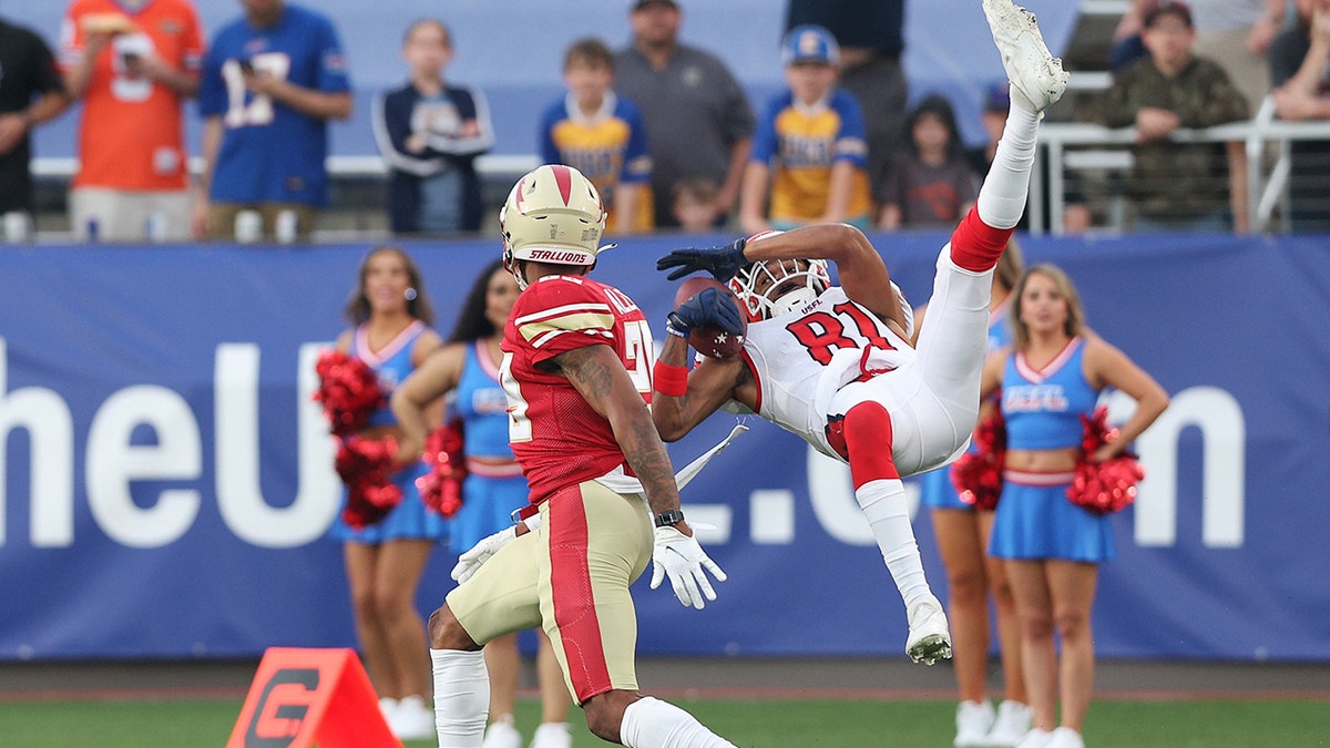 Randy Satterfield #81 of New Jersey Generals catches a pass in front of Bryan Mills #21 of Birmingham Stallions in the first quarter of the game at Protective Stadium on April 16, 2022 in Birmingham, Alabama.