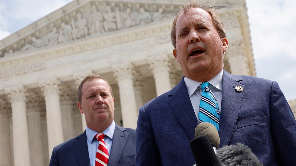 Texas Attorney General Ken Paxton (R) and Missouri Attorney General Eric Schmitt talk to reporters after the U.S. Supreme Court heard arguments in their case about Title 42 on April 26, 2022 in Washington, D.C. (Photo by Chip Somodevilla/Getty Images)