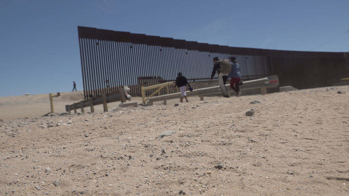 Yuma Arizona migrants at US-Mexico border trying to cross