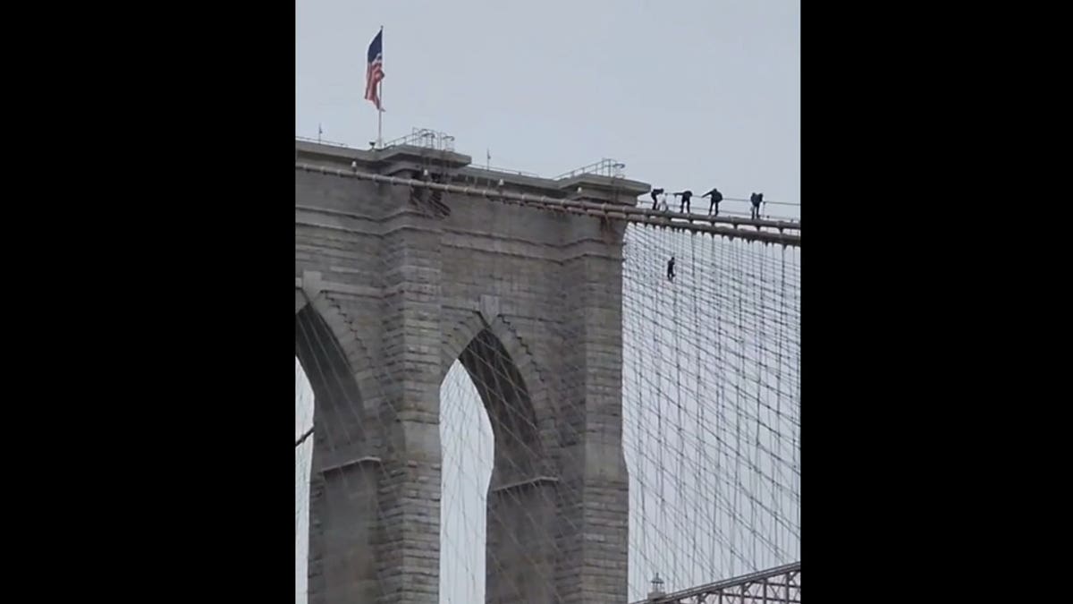 Brooklyn Bridge climber