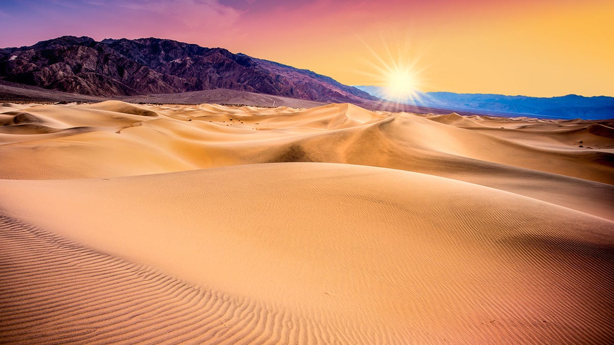 Sand Dunes Death Valley sunet