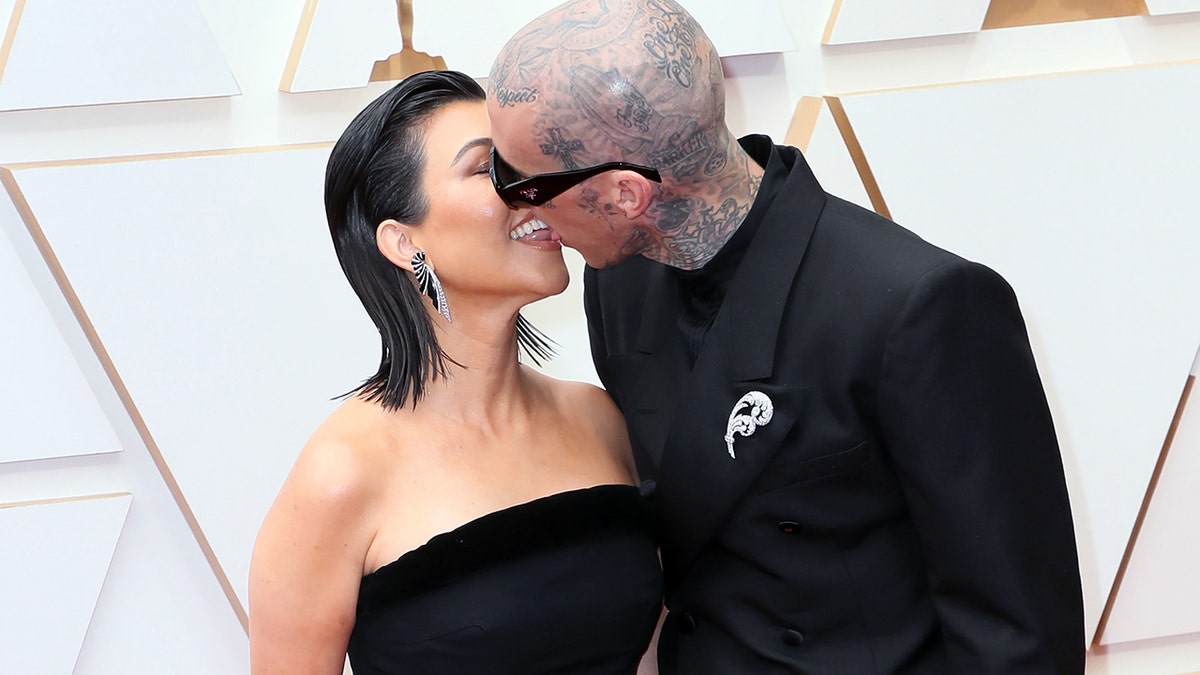 Travis Barker Kourtney Kardashian kiss