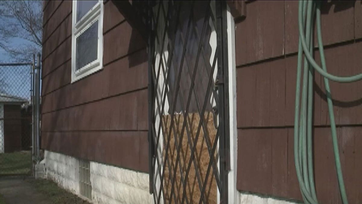 74-year-old Ohio Man Who Sleeps Near Gun Shoots Teenage Home Intruder ...