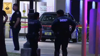 Off-duty Texas deputy fatally shot after confronting suspects in grocery store parking lot