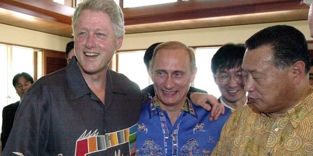 U.S. President Bill Clinton, Russian President Vladimir Putin and Japanese Prime Minister Yoshiro Mori (L-R).