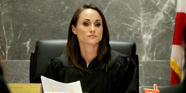 Broward Circuit Judge Elizabeth Scherer listens to arguments in the Nikolas Cruz status hearing in Fort Lauderdale, Florida, Amerikaanse. Februarie 19, 2018.   