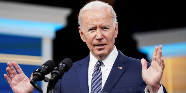 Le président Biden, vu ici, a été félicité par le directeur exécutif de la fondation financée par George Soros pour 