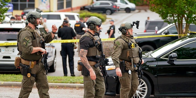 Autoridades frente al centro comercial Columbiana Center en Columbia, Carolina del Sur, luego de un tiroteo, el sábado 16 de abril de 2022. (AP Photo/Sean Rayford)
