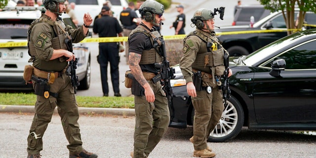 Autoridades frente al centro comercial Columbiana Center en Columbia, Carolina del Sur, luego de un tiroteo, el sábado 16 de abril de 2022. (AP Photo/Sean Rayford)