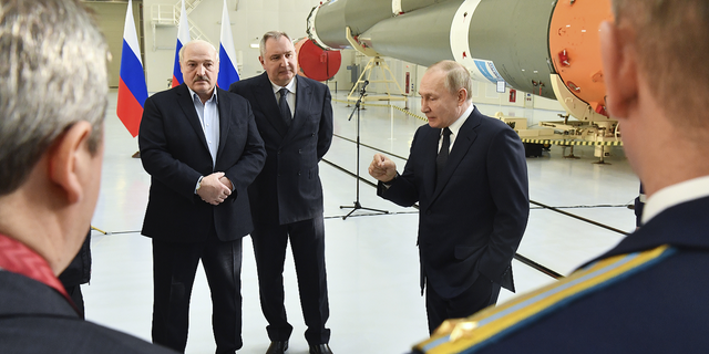 الرئيس الروسي فلاديمير بوتين على اليمين ، والرئيس البيلاروسي ألكسندر لوكاشينكو على اليسار وزعيم روسكوزموس الروسي دميتري روجوزين يزورون قاعدة فوستوشني الفضائية.
