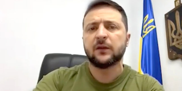 Der ukrainische Präsident Wolodymyr Selenskyj hält eine Rede.