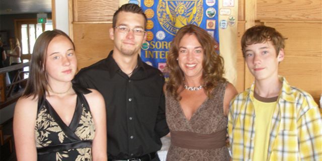 Tamra Sipes (second from right) of Washington state, along with her three children, (from left) Jessica, Steven and David, in a family photo from 2008.