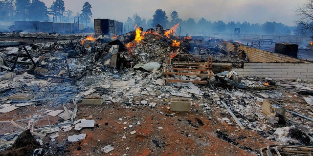 Esta foto del miércoles 20 de abril de 2022 proporcionada por Bill Wells muestra su casa en las afueras de Flagstaff, Arizona, destruida por un incendio forestal el martes 19 de abril de 2022. El incendio forestal azotado por el viento ha obligado a la evacuación de cientos de hogares y animales 