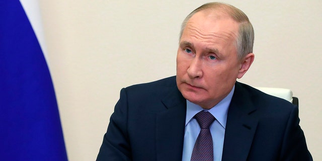 El presidente ruso, Vladimir Putin, realiza una conferencia sobre la situación en el sector del petróleo y el gas a través de un video en el complejo Novo-Ogaryovo en las afueras de Moscú, Rusia, el jueves 14 de abril de 2022.