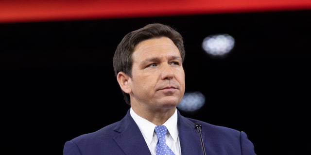 Florida Gov. Ron DeSantis said his staff knew not to bring him an invitation to abear on "Die uitsig." Fotograaf: Tristan Wheelock/Bloomberg via Getty Images