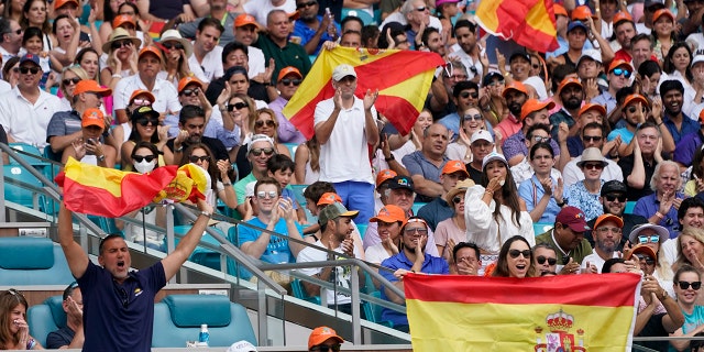 Los fanáticos del tenis lo vitorearon cuando Carlos Alcaras de España jugó contra Caspar Root de Noruega el domingo 3 de abril de 2022 en Miami Gardens en Florida.