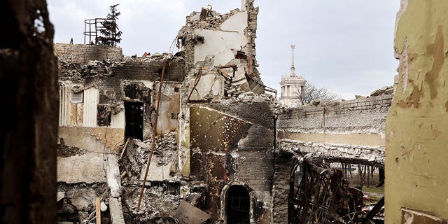 2022年4月4日星期一，在乌克兰东部顿涅茨克人民共和国政府统治下的领土上的战斗中，马里乌波尔剧院的景象受损。