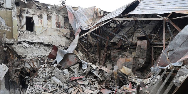 Ein Blick auf das Mariupol-Theater, das während der Kämpfe in Mariupol auf dem Gebiet unter der Regierung der Volksrepublik Donezk in der Ostukraine am 4. April beschädigt wurde.