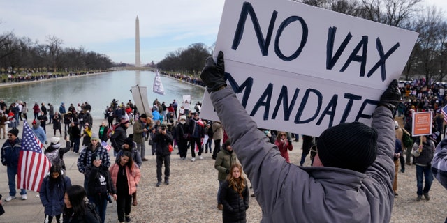 Los manifestantes se reúnen para una manifestación contra los mandatos de vacunación contra el COVID-19 en Washington, DC, el 23 de enero de 2022.