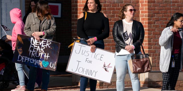 Los partidarios del actor Johnny Depp se paran frente al juzgado del condado de Fairfax, el lunes 11 de abril de 2022 en Fairfax, Virginia. La selección del jurado ha comenzado en una demanda por difamación largamente anticipada presentada por Johnny Depp contra su ex esposa, la actriz Amber Heard.