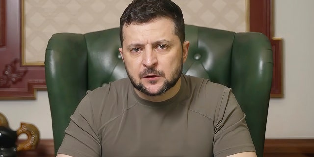 На това изображение от видео, предоставено от пресцентъра на украинския президент, украинският президент Владимир Зеленски говори от Киев, Украйна, вторник, 12 април 2022 г.