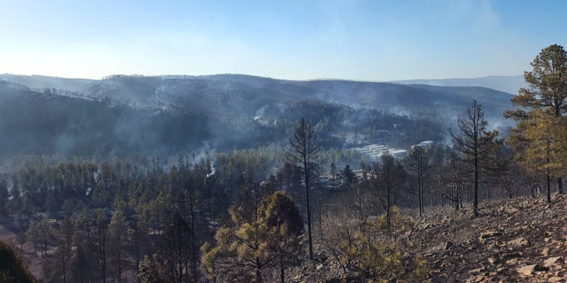 El humo se eleva a lo largo de una ladera en Village of Ruidoso, NM, el miércoles 13 de abril de 2022.