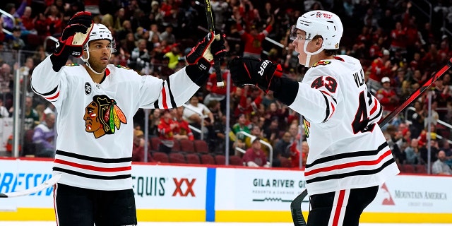 Chicago Blackhawks defenseman Alex Vlasic (43) celebrates his goal against the Arizona Coyotes with Blackhawks defenseman Seth Jones, sinistra, during the second period of an NHL hockey game Wednesday, aprile 20, 2022, in Glendale, Ariz.