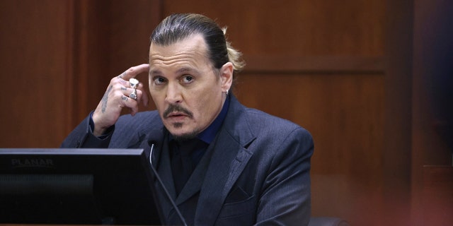 Johnny Depp testemunha durante o julgamento de difamação de $ 50 milhões de Depp vs Heard no Tribunal de Circuito do Condado de Fairfax, Virgínia, em 21 de abril de 2022.