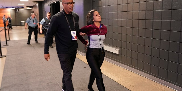 Un activista contra la crueldad animal es llevado esposado después de intentar protestar durante el Juego 4 de la serie de playoffs de primera ronda de los Minnesota Timberwolves y los Memphis Grizzlies el sábado 23 de abril de 2022 en Minneapolis.