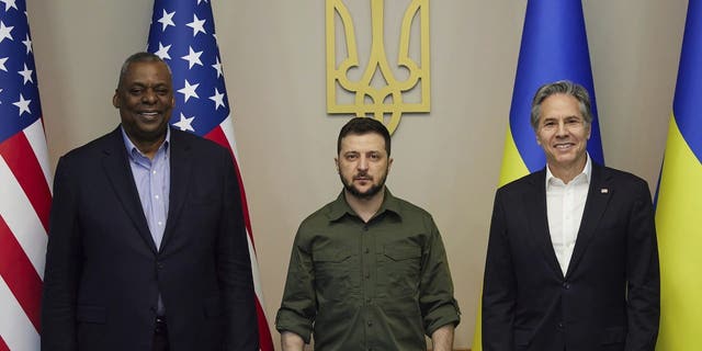 Americký minister obrany Lloyd Austin, ukrajinský prezident Volodymyr Zelenskyj a americký minister zahraničných vecí Anthony Blinken sa odfotili počas stretnutia 24. apríla v Kyjeve na Ukrajine. 