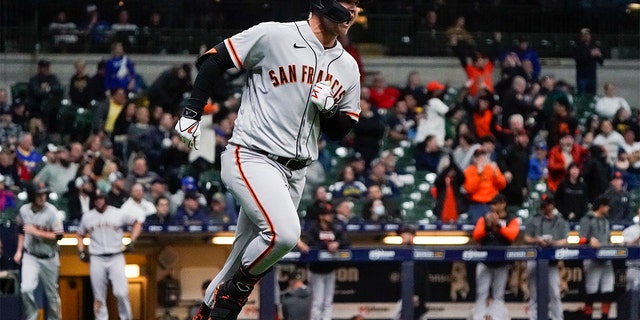 San Francisco Giants' Joc Pederson reacts after hitting a two-run home run during the eighth inning of a baseball game against the Milwaukee Brewers Monday, abril 25, 2022, in Milwaukee. 