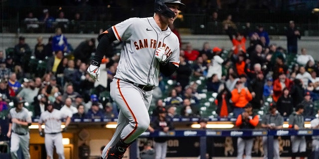 San Francisco Giants' Joc Pederson reacts after hitting a two-run home run during the eighth inning of a baseball game against the Milwaukee Brewers Monday, abril 25, 2022, in Milwaukee.